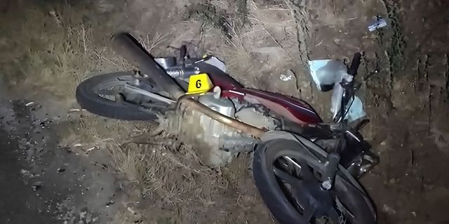 Ödemiş’te otomobil park halindeki motosiklete çarptı! Sürücü hayatını kaybetti