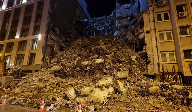 Konak SGK'nın karşısında bulunan bina yıkım sırasında çöktü