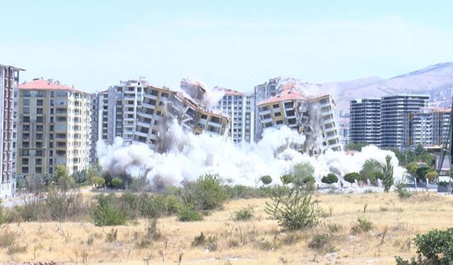 Malatya'da ağır hasarlı 12 katlı 2 bina, patlatılarak yıkıldı