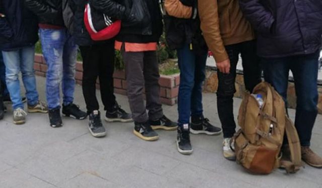 İzmir açıklarında can pazarı... 150 kaçak göçmen yakalandı