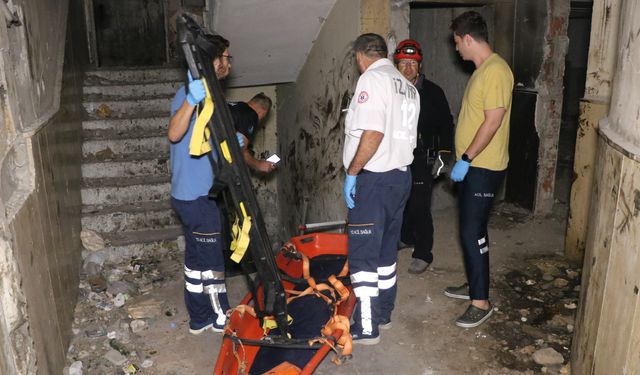 İzmir'de 3'üncü kattan asansör boşluğuna düştü, itfaiye ekipleri kurtardı