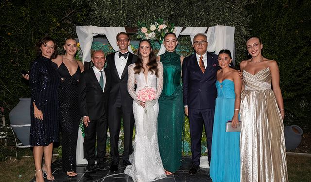 Milli voleybolcu Ayça Aykaç, antrenör Mert Altıntaş'la İzmir'de evlendi