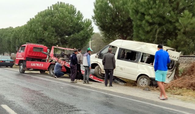 Aydın-İzmir kara yolunda kaza! Devrilen minibüsteki 3 kişi yaralandı