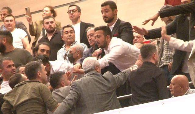 CHP İstanbul İl Kongresi'nde arbede çıktı