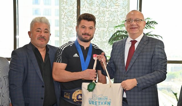 Dünya şampiyonu Ali Cengiz'den, Başkan Ergün'e ziyaret