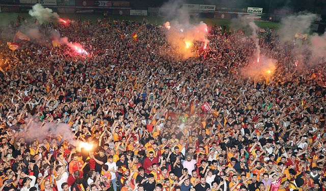 Galatasaray’ın Manchester United galibiyeti sonrası taraftarlar Florya’da buluştu