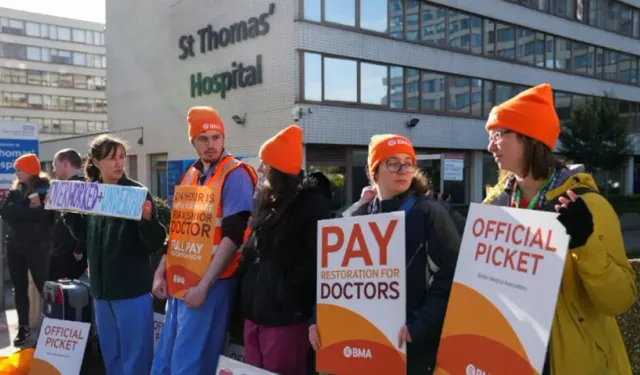 İngiltere'de doktorlar bir kez daha grevde: 85 bin sağlıkçı iş bıraktı