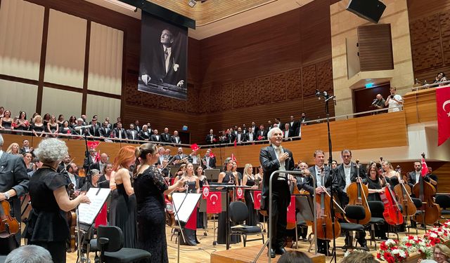 İzmir Devlet Senfoni Orkestrası ile Devlet Opera ve Balesi Korosu'ndan Cumhuriyet Bayramı konseri