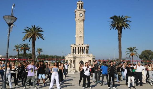 İzmir'de cumhuriyetin 100'üncü yılına zeybekli kutlama