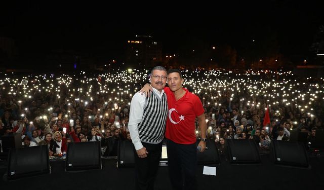 Mustafa Sandal'a konserinde oğlu Yaman eşlik etti! Yaman'ın babasına söylediği söz dikkat çekti!