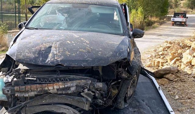 Otomobil moloz yığınına çarptı: 1 ölü, 5 yaralı