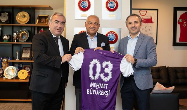 TFF Başkanı Büyükekşi’ye Afyonspor forması hediye ettiler