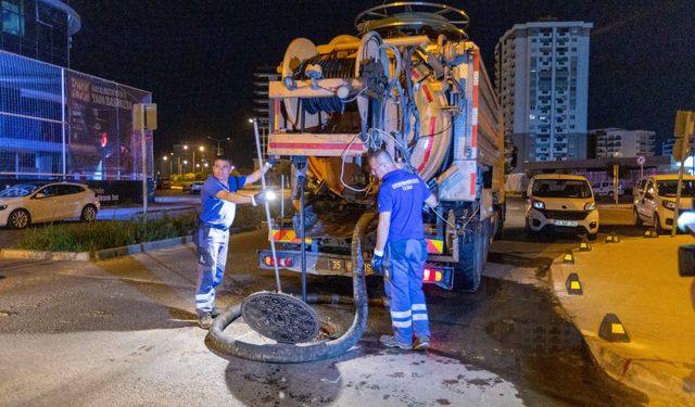 İzmir genelinde kanal ve ızgaralardaki temizlik çalışmaları devam ediyor