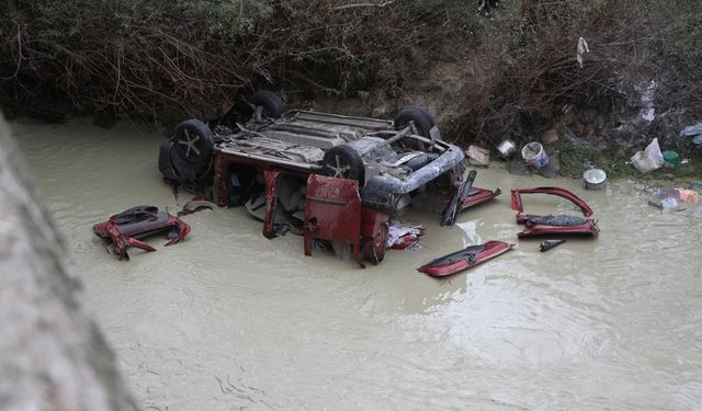 Gediz Nehri'ne uçan araçta 3 kişi hayatını kaybetti