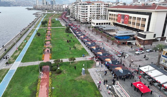 İzmir'de Ata'ya Saygı! 350 metre uzunluğundaki dev poster omuzlarda taşındı