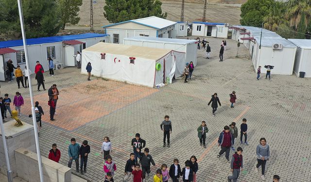 Deprem bölgesindeki 1168 öğretmen için ders zili konteynerlerde çalıyor