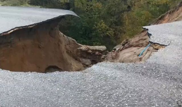 Yenice’de sağanak yağış sonrası yol çöktü