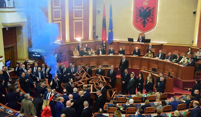Arnavutluk Meclisi'nde gerginlik yaşandı