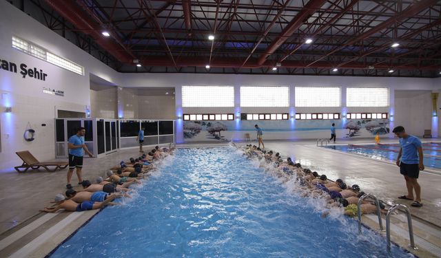 Başkan Altay: Yüzme bilmeyen kalmasın projemizle çocuklarımız yüzme becerilerini geliştiriyor"
