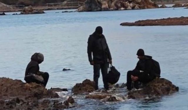 Botları batınca mahsur kalan göçmenler Deniz Polisi'ne yakalandı