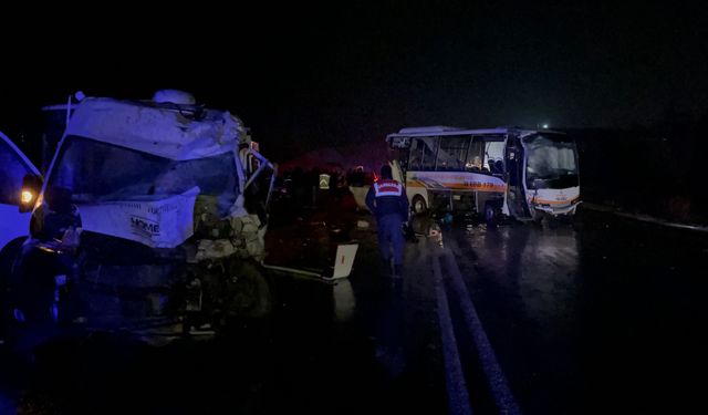 Eskişehir'de 2 belediye otobüsü ile 1 karavan çarpıştı: 14 kişi yaralandı