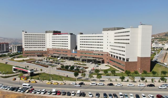 Fethi Sekin Şehir Hastanesi'nde ilk defa çocuk hastaya timektomi ameliyatı yapıldı