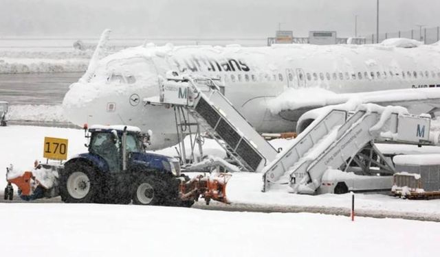 Kar havaalanını vurdu: 10 bin valiz teslim edilemedi