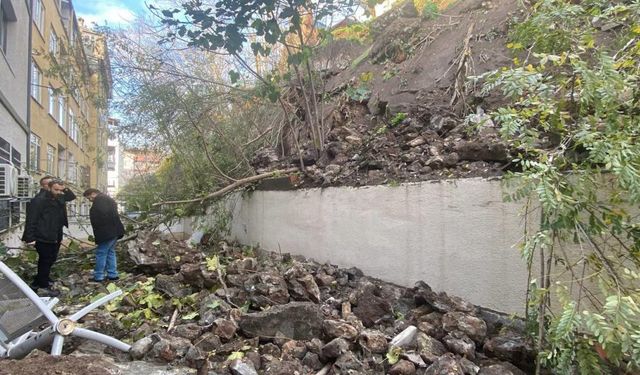 Milli Eğitim Müdürlüğü'nün bahçesine istinat duvarı çöktü