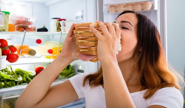 Sürekli yemek yeme alışkanlığı: Sebepler ve sağlık sonuçları