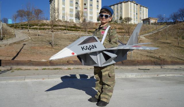 TEKNOFEST'te gördü, milli muharip uçağı KAAN'ın maketini yaptı: Tek hayali pilot olmak