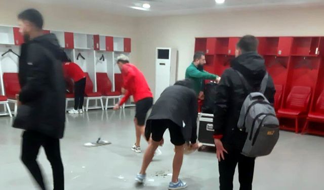 Tokat Belediye Plevnespor futbolcuları, maçın ardından soyunma odasını temizledi