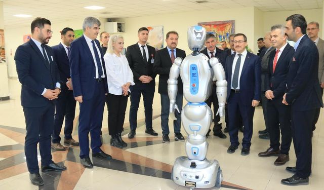 Turgut Özal Tıp Merkezi'nde yapay zekalı robotlar iş başında