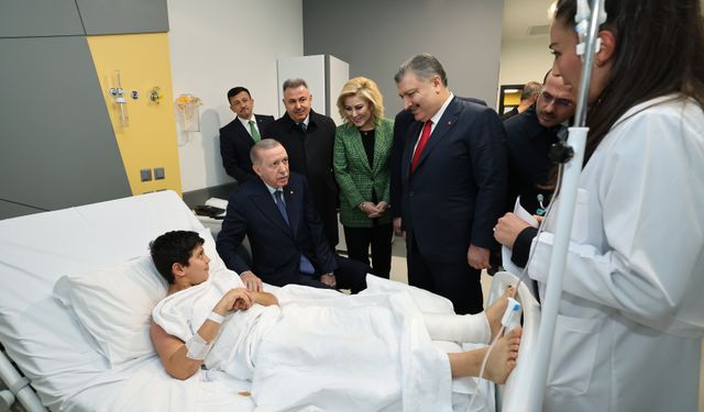 Cumhurbaşkanı Erdoğan, İzmir Şehir Hastanesi'nde çocukları ziyaret etti