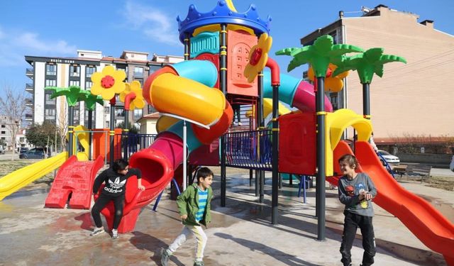 Alaşehir'in parklarına yeni oyun grupları