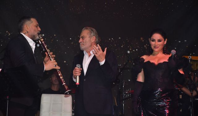 Aşkın Nur Yengi konserinde Haluk Bilginer'den yeni yıl sürprizi! Annesinin kopyası