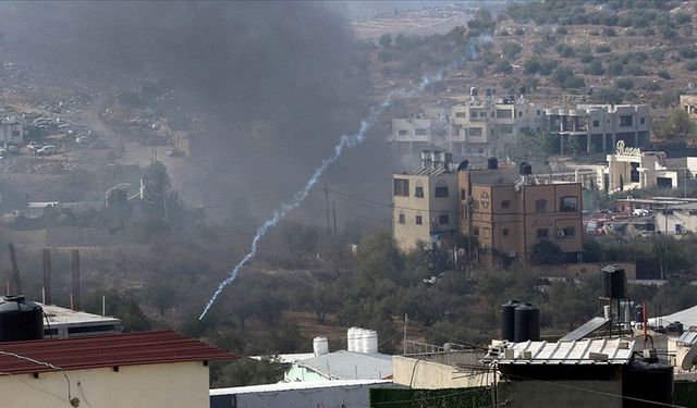Batı Şeria'daki Filistinliler, askeri üniformalı yerleşimcilerin saldırılarına maruz kalıyor