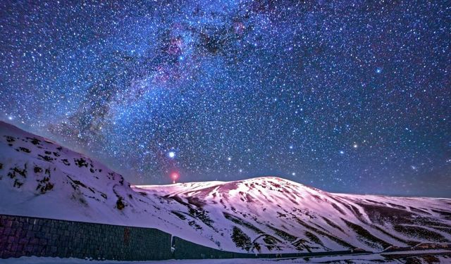 Beyaza bürünen Bitlis’in yıldızlarla bütünleşmesi hayran bırakıyor