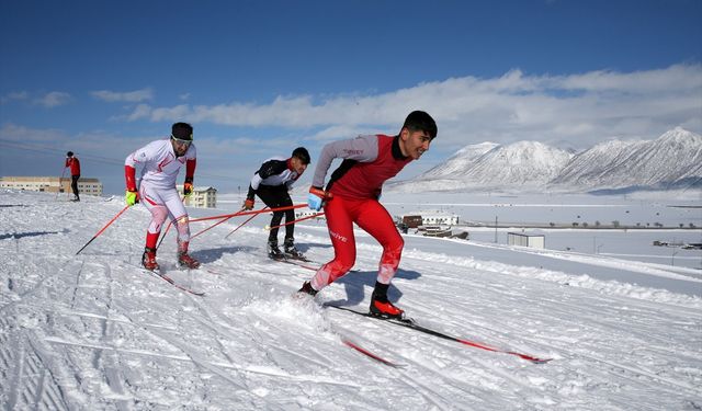 Bitlisli kayakçılar, altın madalya hedefiyle dondurucu soğukta antrenman yapıyor