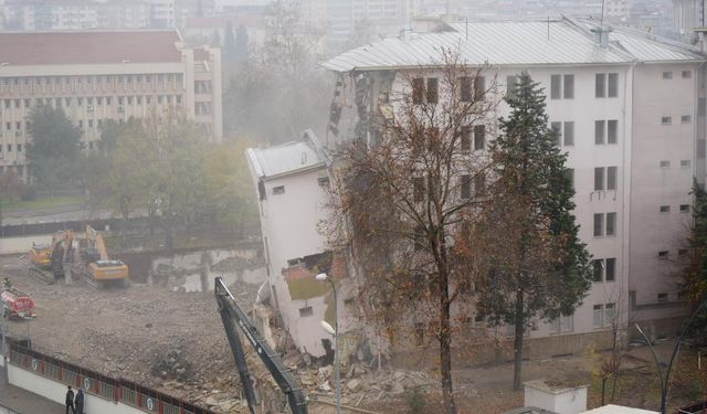 Depremde ağır hasar alan Gaziantep Emniyet Müdürlüğü Binası yıkım işlemleri sürüyor