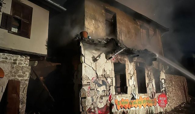 Hasarlı binada çıkan yangın söndürüldü