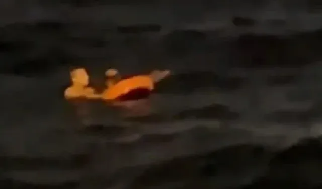 Karaköy'de vapurdan denize düşen yolcuyu seyyar satıcı kurtardı