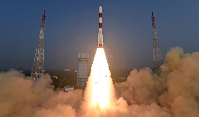 Hindistan, uzaya gözlem uydusu fırlattı