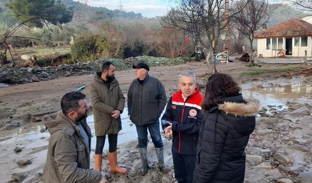 İzmir'de şiddetli yağışın etkili olduğu bölgelerde hasar tespit çalışmaları yapılıyor