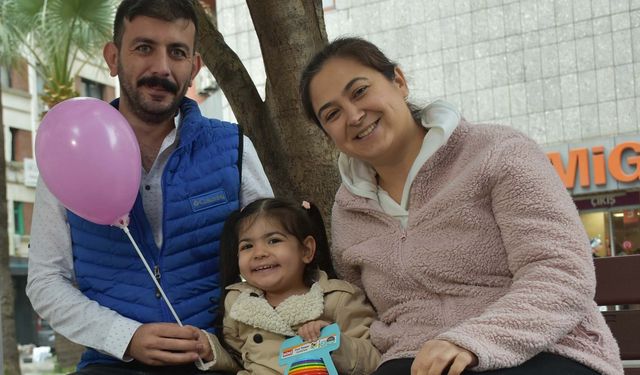 İzmir'de SMA hastası Azra, tedaviden sonra desteksiz yürümeye başladı