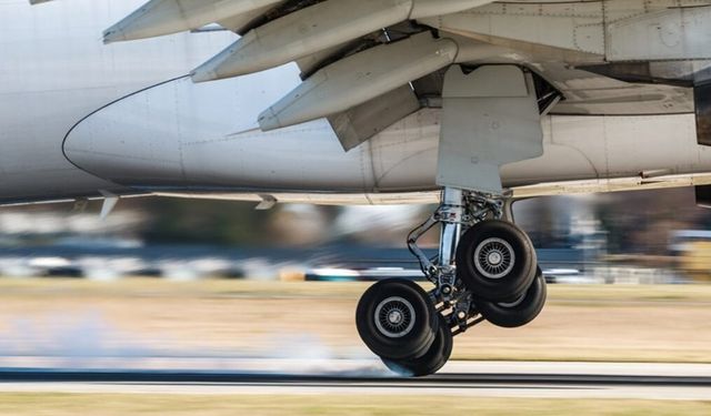 Boeing sorunları devam ediyor: Kalkışta tekerleği düştü