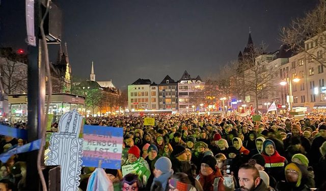 Köln'de binlerce kişi aşırı sağa karşı gösteri yaptı