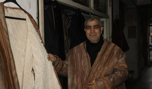 Mardin'de kürk ve deri kıyafetlere gençler de ilgi gösteriyor