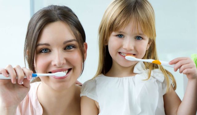 Sağlıklı gülüşlerin sırrı: Doğru diş fırçalama alışkanlıklarıyla yola çıkın!