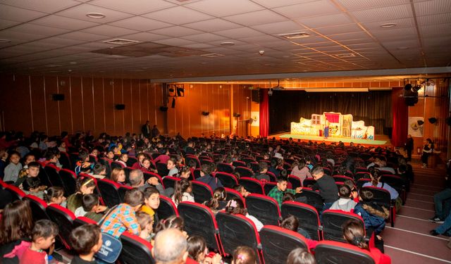 Şehir Tiyatrosu Mersin'de çocuklarla buluşmaya devam ediyor