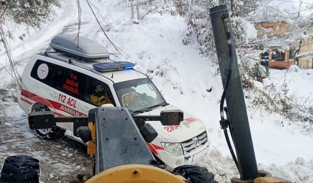 Sinop’ta karla kaplı yol açılarak hastaya müdahale edildi